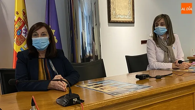 La alcaldesa de Peñaranda, Carmen Ávila, y la concejal de Cultura, Fatima Manzano, presentaban la programación teatral