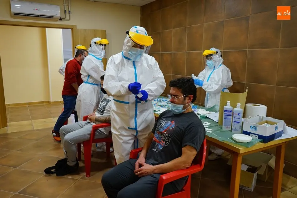 Foto 2 - As&iacute; trabaja el equipo sanitario de Garrido Norte realizando pruebas PCR