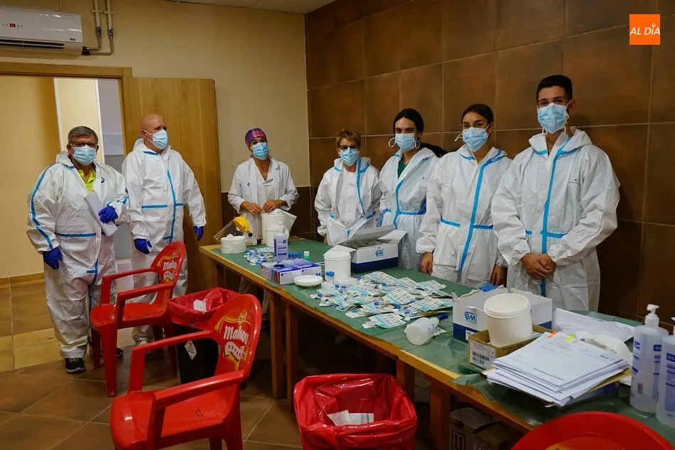 Foto 6 - As&iacute; trabaja el equipo sanitario de Garrido Norte realizando pruebas PCR