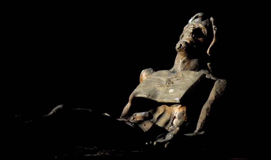 Los Cristos de Venancio no son yacentes, están incorporados. No sabe el espectador sobrecogido si exhalan su último aliento en un estertor doloroso o se incorporan de nuevo a la vida