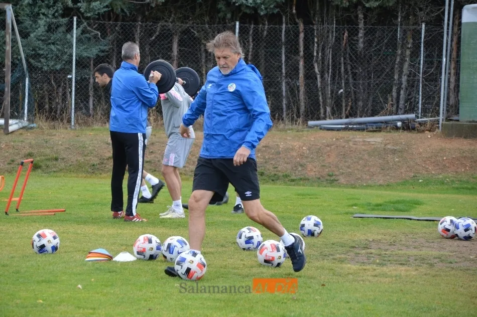 Sergio Egea da un pase, durante un entrenamiento en el Anexo