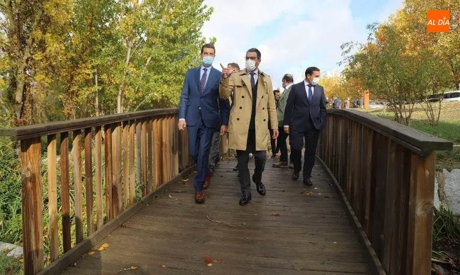 Visita del consejero de la Presidencia, Ángel Ibáñez, al parque fluvial Río Tormes, en Villamayor. Foto de Lydia González