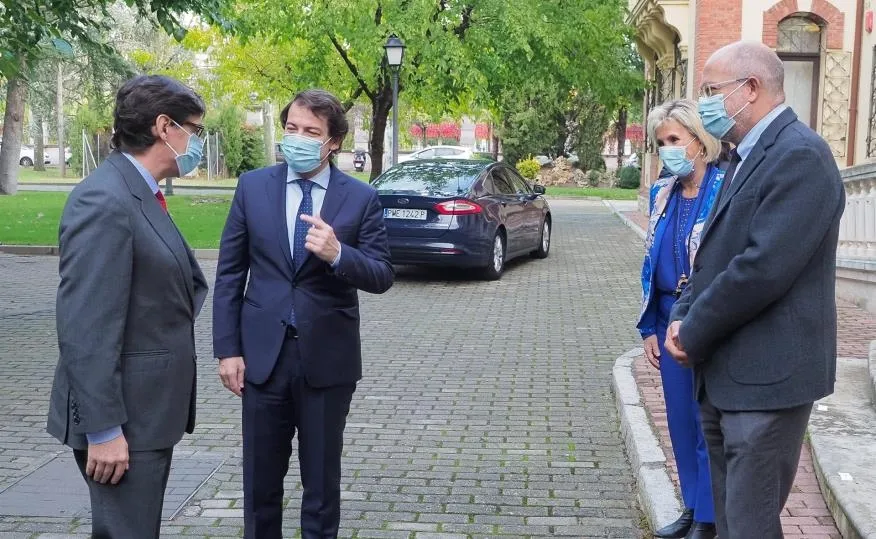 El ministro de Sanidad, Salvador Illa, a su llegada a la reunión con el presidente de la Junta de Castilla y León, Alfonso Fernández Mañueco; la consejera de Sanidad, Verónica Casado; y el vicepresidente, Francisco Igea, en Valladolid. Foto Photogenic/Pab