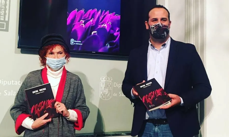 El delegado del área de Cultura de la institución provincial, David Mingo, junto a la escritora Trinidad Ardura