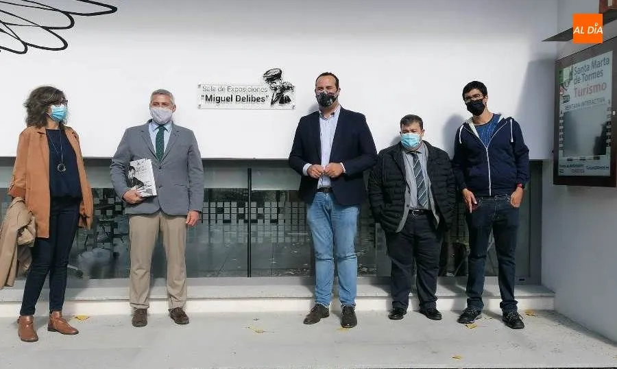 Inauguración de la placa que da nombre a la sala de exposiciones del Centro de Interpretación de la Isla del Soto, que queda dedicada al Miguel Delibes. Foto de Lydia González