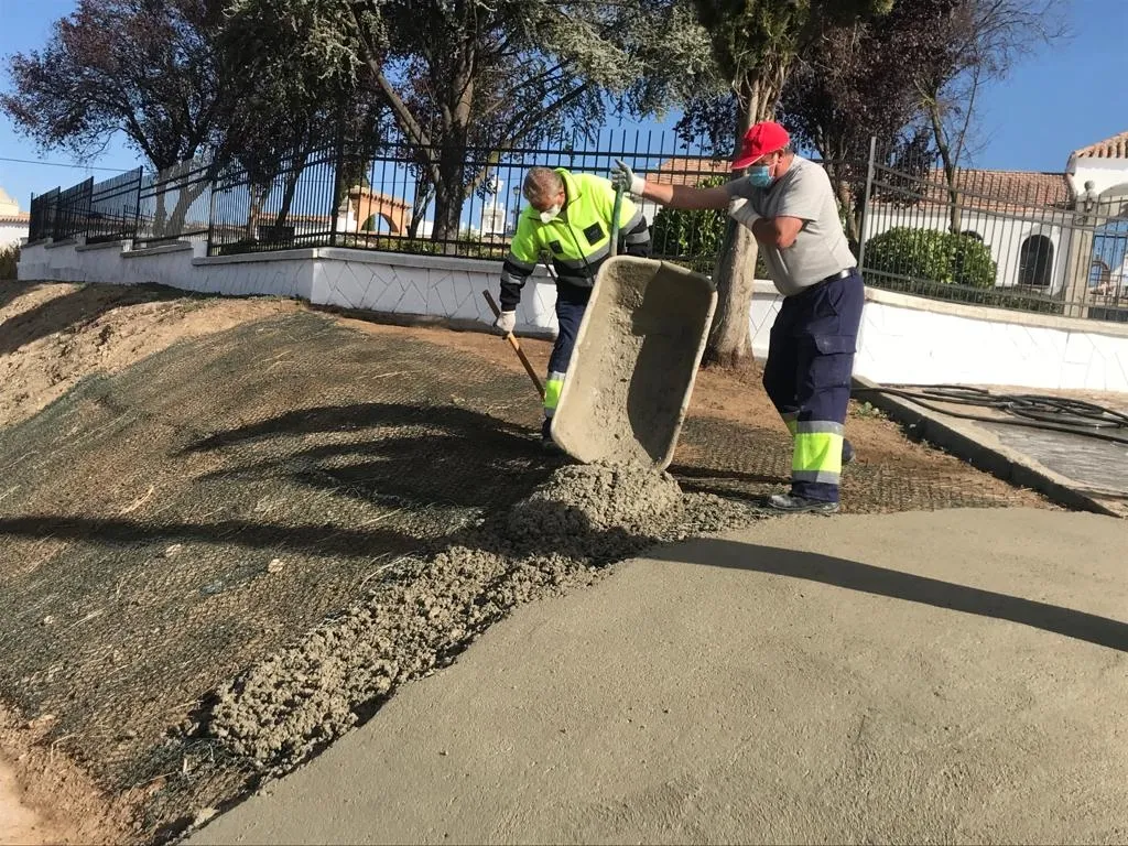 Obras de mejora de operarios municipales en los exteriores del cementerio de Alba de Tormes