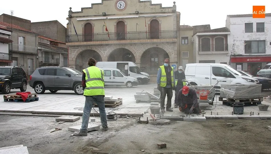 Empleados municipales continuaban este viernes con las obras de enlosado de la Plaza Mayor de Villarino