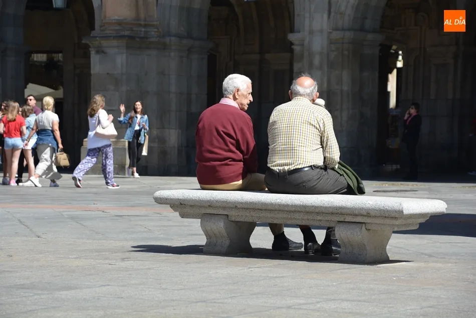 Dos personas mayores en la Plaza Mayor de Salamanca - Archivo