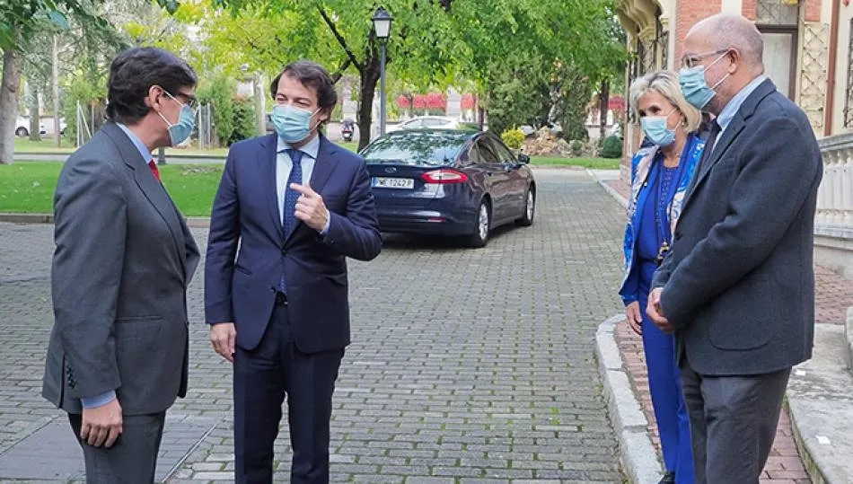 El ministro de Sanidad, Salvador Illa, a su llegada a la reunión con el presidente de la Junta de Castilla y León, Alfonso Fernández Mañueco; la consejera de Sanidad, Verónica Casado; y el vicepresidente de la Junta, Francisco Igea, en Valladolid