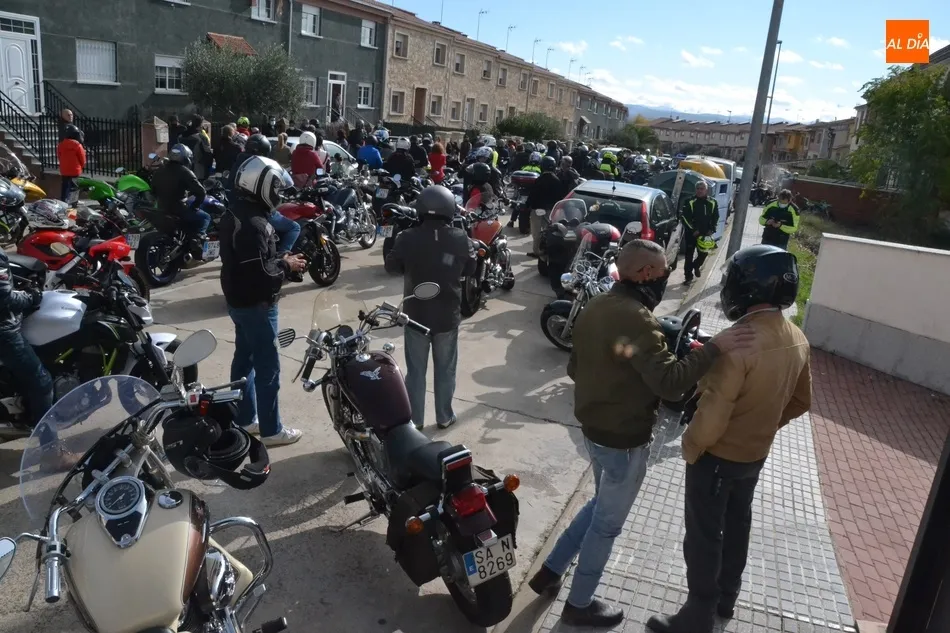 Foto 6 - Los moteros mirobrigenses rinden tributo sobre sus monturas a Jos&eacute; Antonio Salicio  