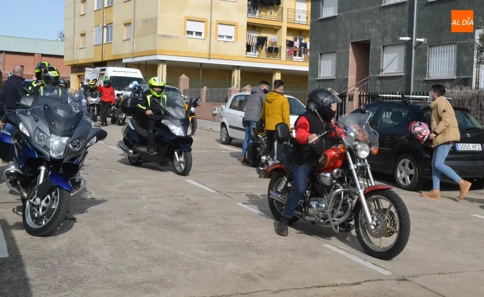 Foto 2 - Los moteros mirobrigenses rinden tributo sobre sus monturas a Jos&eacute; Antonio Salicio  