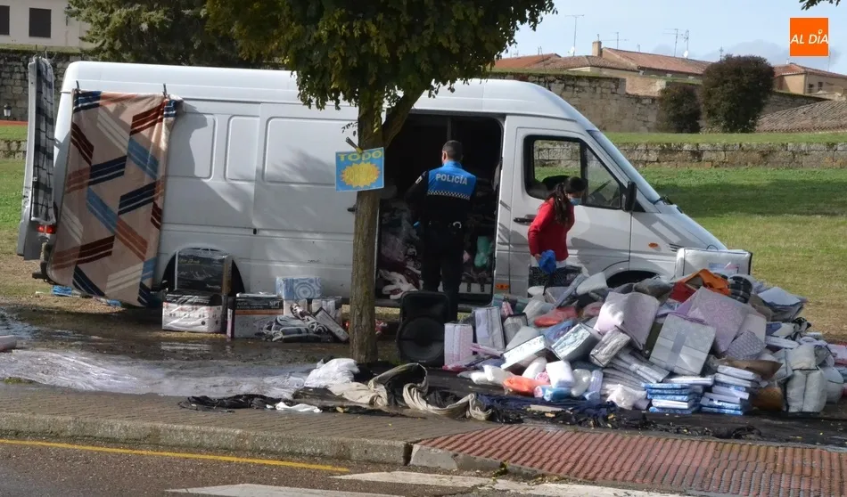 Foto 7 - Revienta una tuber&iacute;a en pleno mercadillo sabatino  