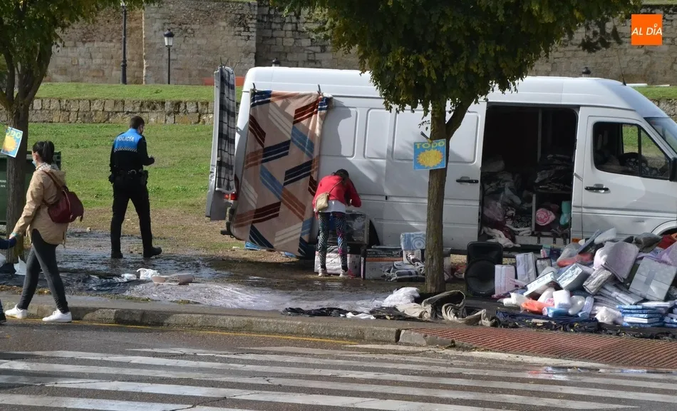 Foto 10 - Revienta una tuber&iacute;a en pleno mercadillo sabatino  