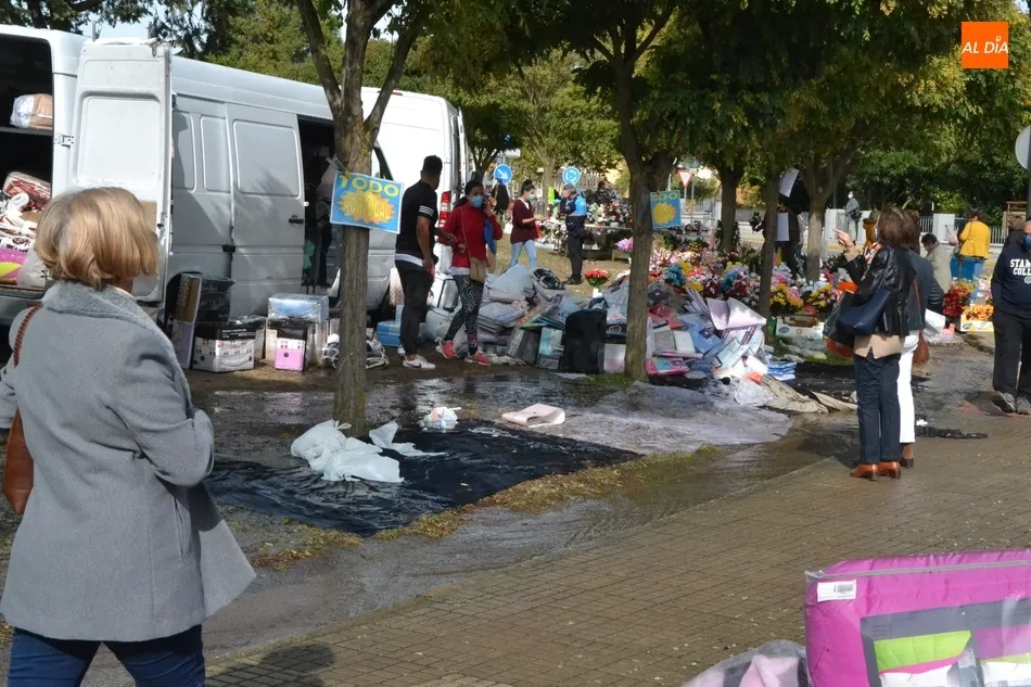 Foto 3 - Revienta una tuber&iacute;a en pleno mercadillo sabatino  