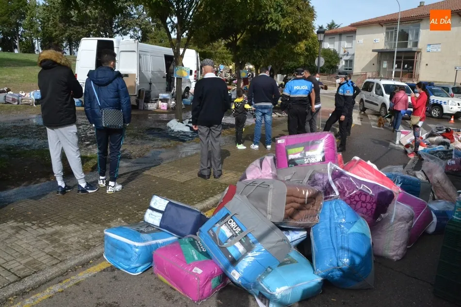 Foto 2 - Revienta una tuber&iacute;a en pleno mercadillo sabatino  