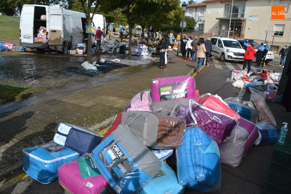 Revienta una tubería en pleno mercadillo sabatino  