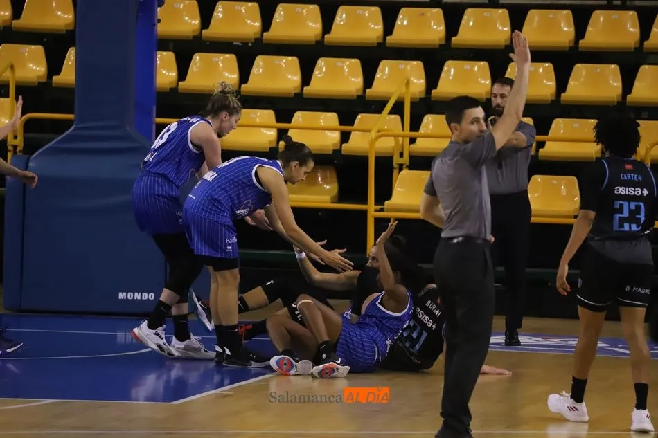 Foto 3 - El Perfumer&iacute;as Avenida suda la gota gorda para superar a un fiero Movistar Estudiantes (63-58)