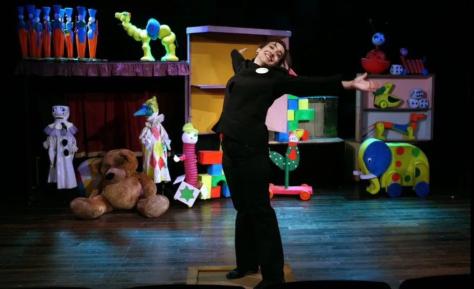 Un instante de la obra La caja de juguetes de Teatro Etcétera - Javier del Real