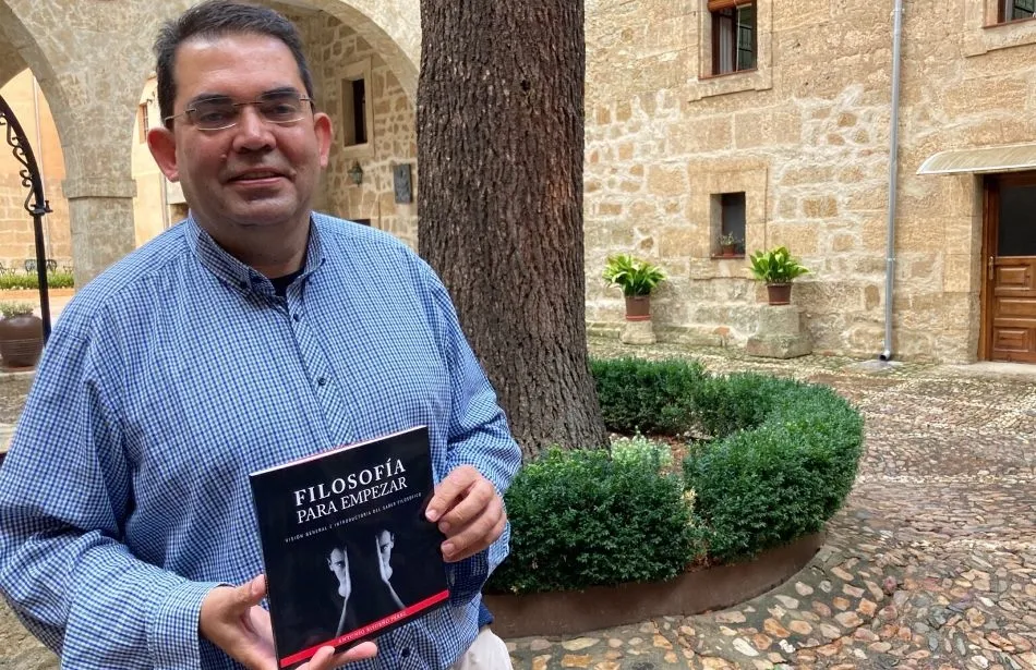 El sacerdote Antonio Risueño publica a partir de su experiencia como docente ‘Filosofía para...