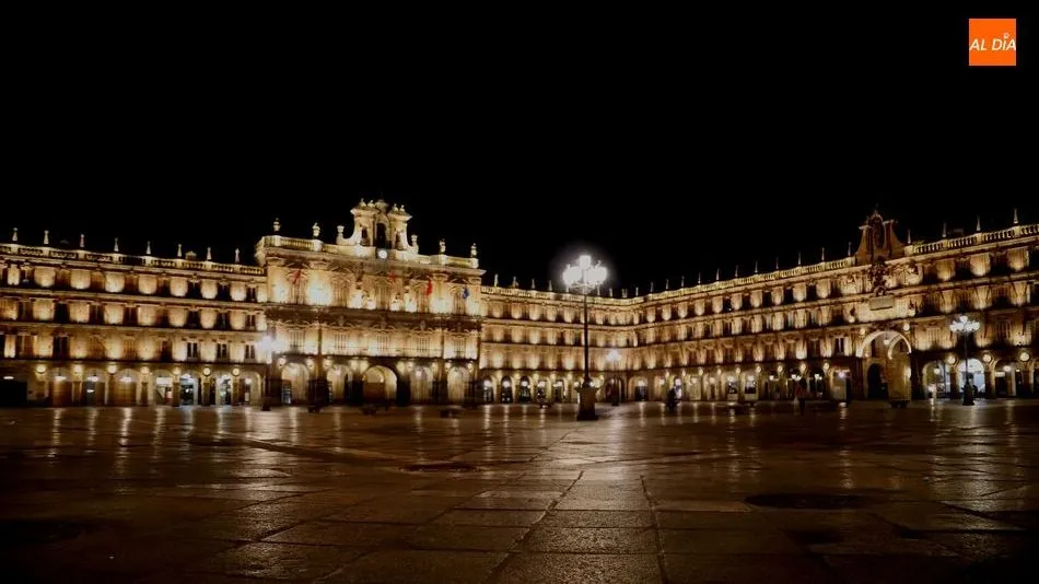 La Plaza Mayor totalmente desierta en la primera noche de toque de queda en Salamanca - Lydia González