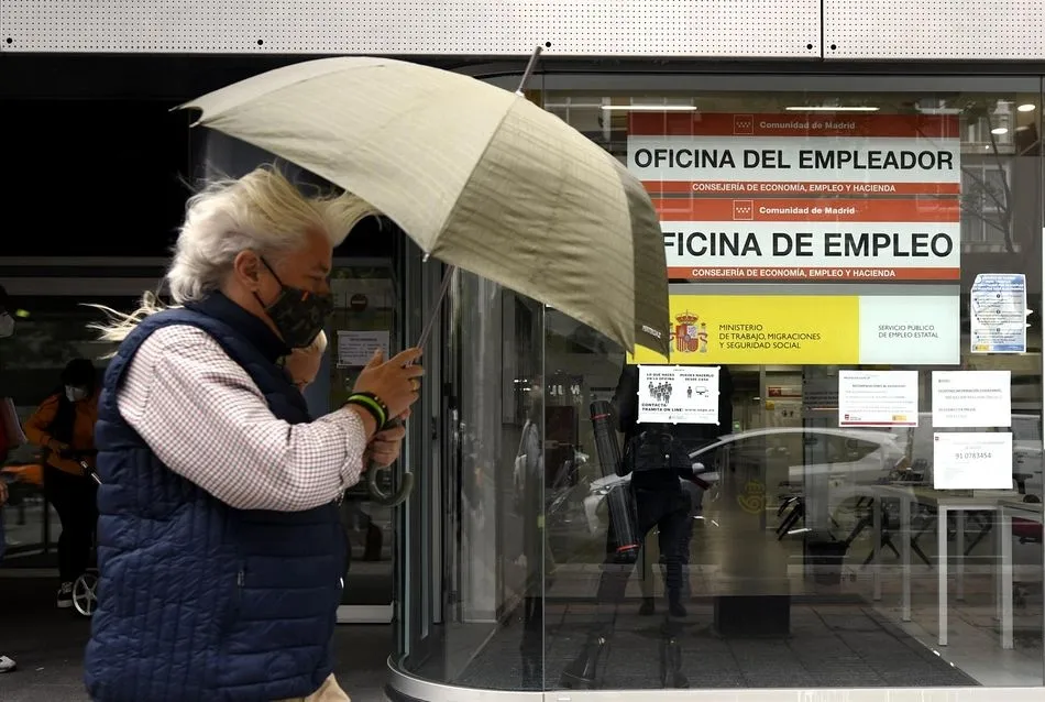 Una persona pasa al lado de una Oficina de Empleo en Madrid - Óscar Cañas - Europa Press