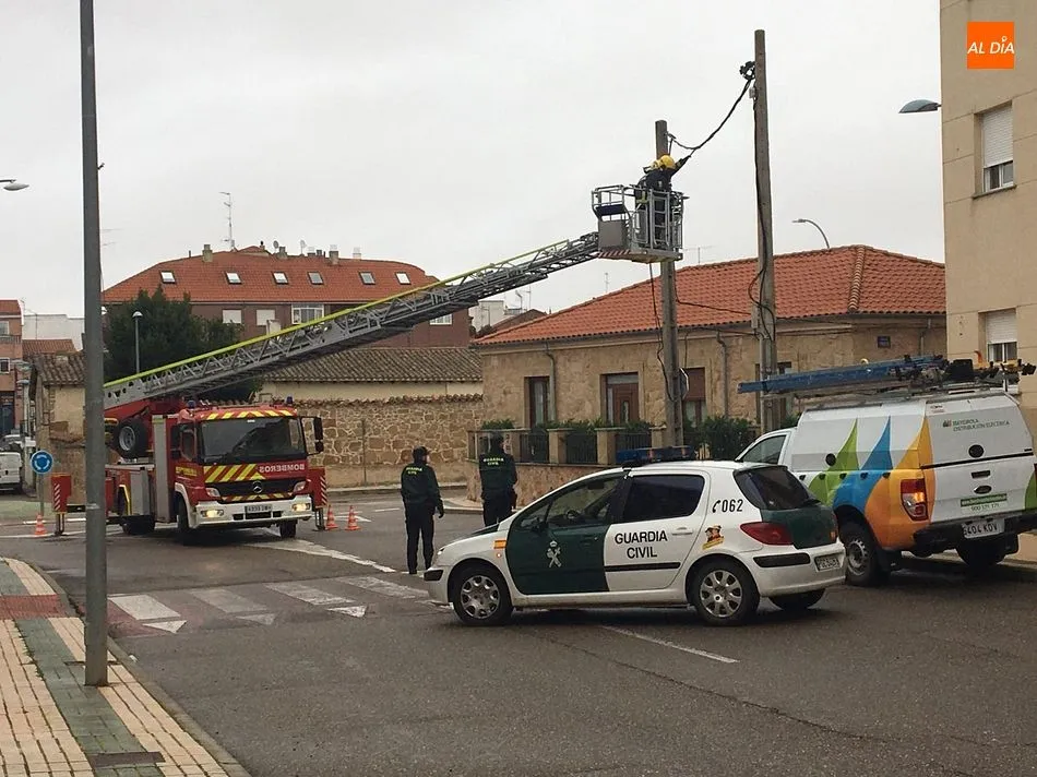 Foto 2 - El temporal derriba un cable el&eacute;ctrico en Villares de la Reina