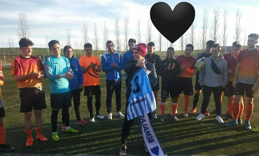 Foto del CD Carbajosa en uno de los homenajes realizados a Gus, en el centro