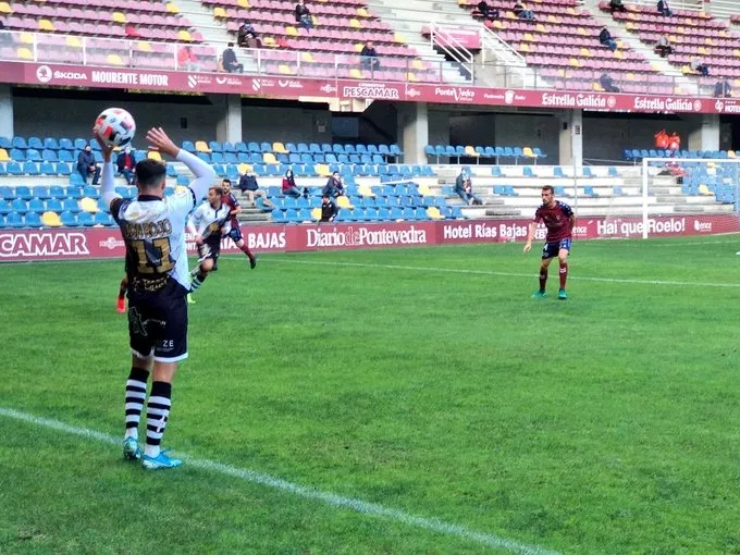 Jon Rojo realiza un saque de banda en Pasarón / Unionistas CF