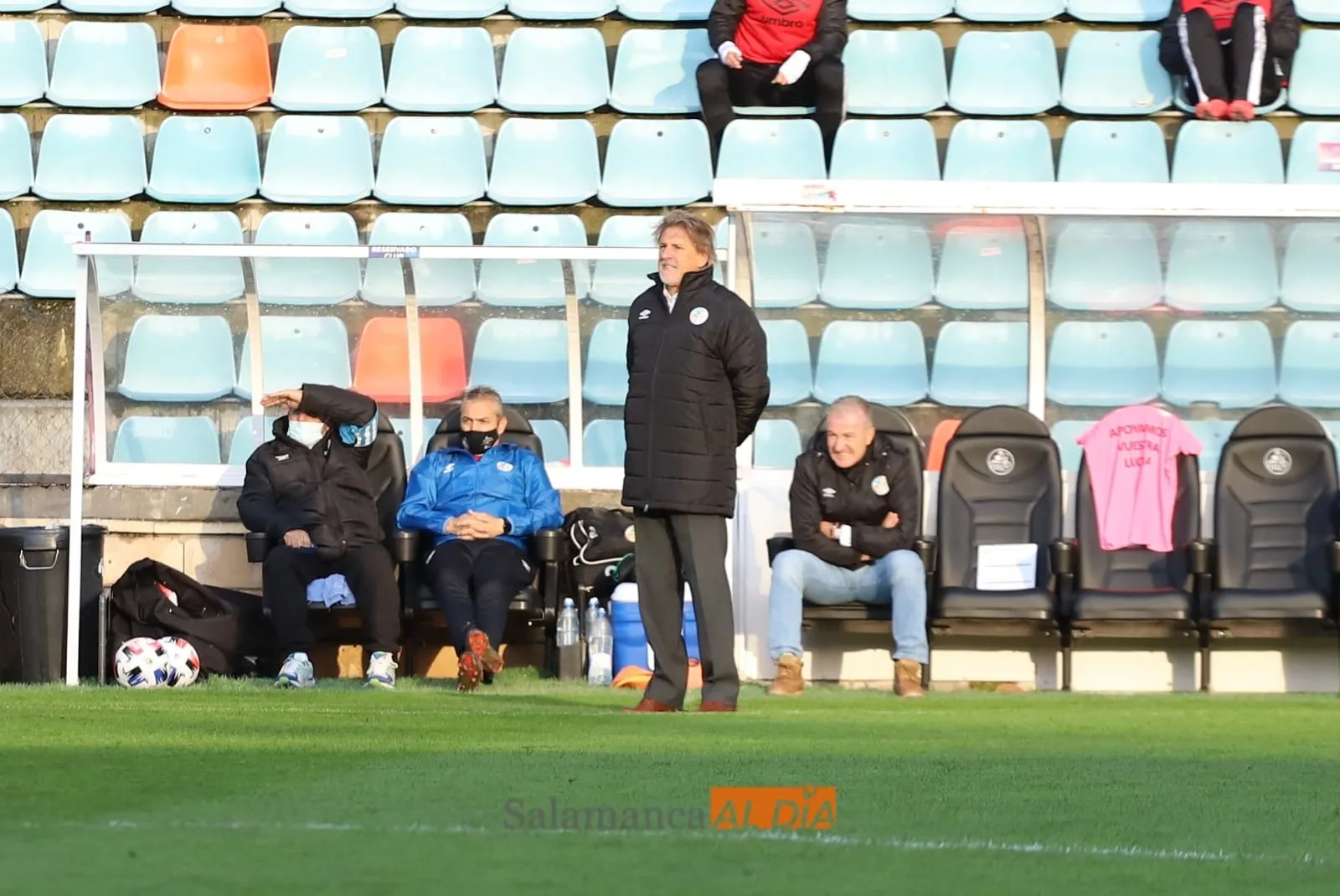 Sergio Egea observa el partido desde la banda / Lydia González