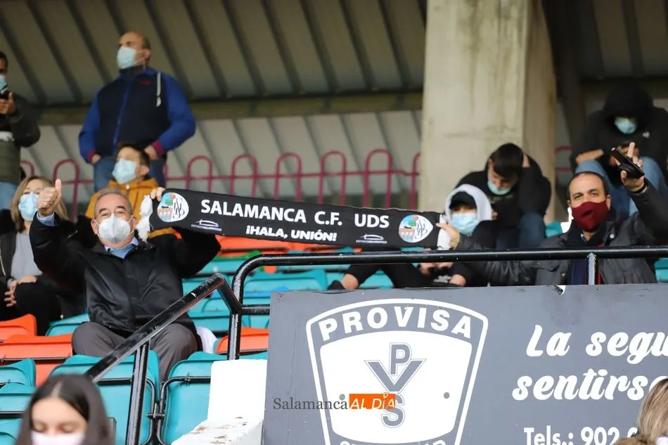 Foto 9 - La afici&oacute;n respeta al coronavirus y disfruta de &lsquo;su&rsquo; Salamanca UDS ganador bajo el diluvio en...