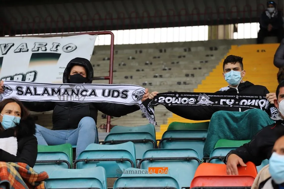 Foto 8 - La afici&oacute;n respeta al coronavirus y disfruta de &lsquo;su&rsquo; Salamanca UDS ganador bajo el diluvio en...