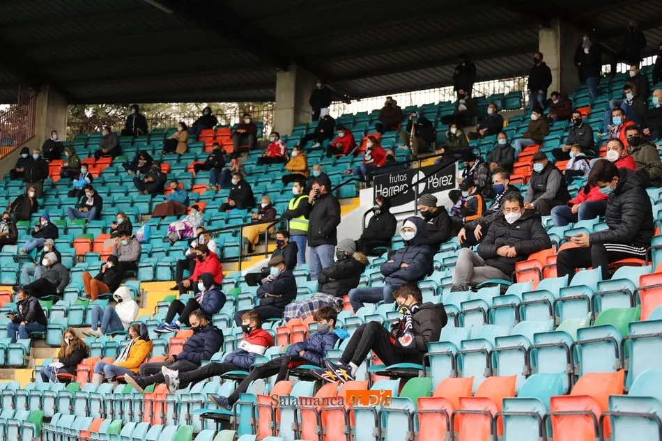Foto 2 - La afici&oacute;n respeta al coronavirus y disfruta de &lsquo;su&rsquo; Salamanca UDS ganador bajo el diluvio en...