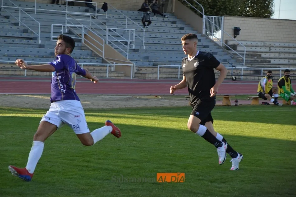 Nico López presiona a un rival