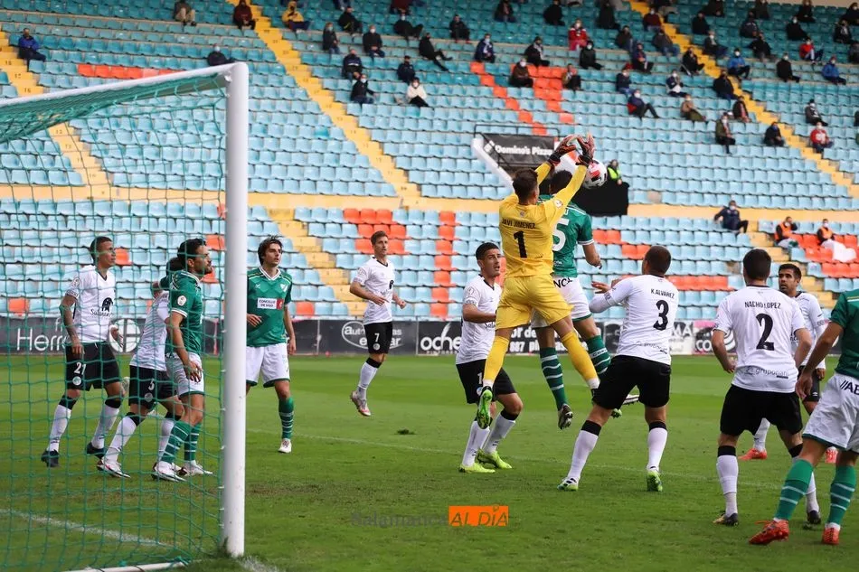 Javi Jiménez sale a por un balón en su área