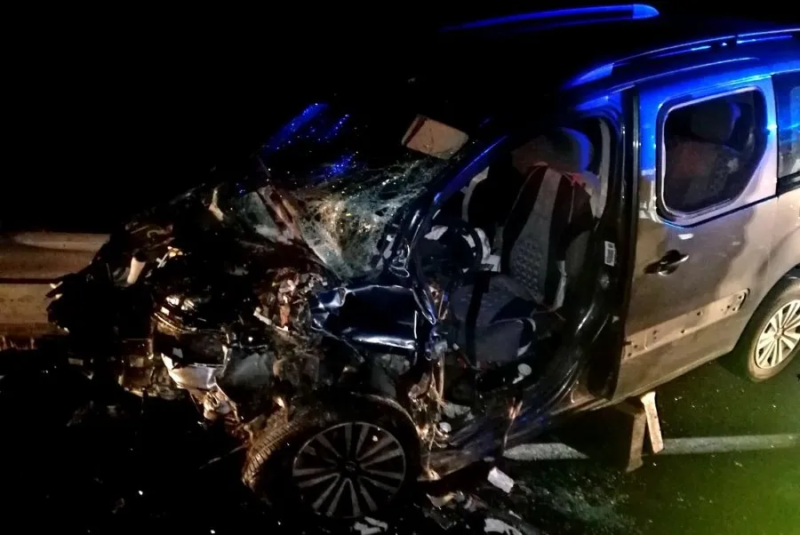 Estado de uno de los coches de este siniestro. Imagen de @EmergenciaAvila