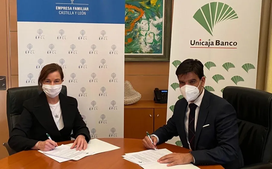 La Presidenta  de  EFCL,  Rocío Hervella, y el Director Territorial de Unicaja Banco en Valladolid, Manuel Rubio