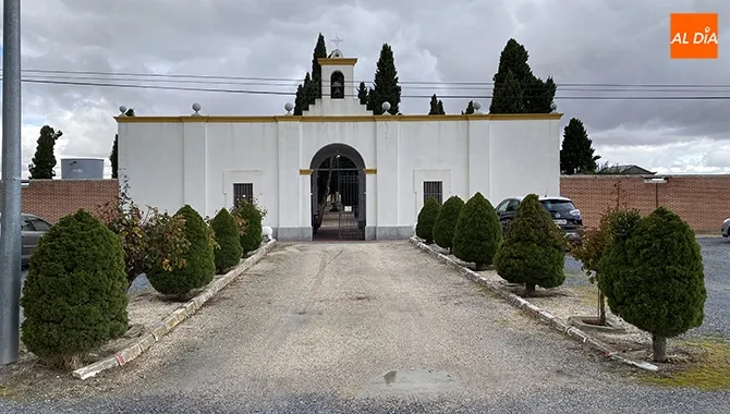 Acceso principal al cementerio de Peñaranda