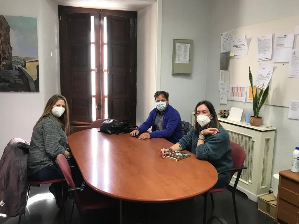 Reunión de la concejala Lourdes Vaquero con representantes del proyecto UniverUsal