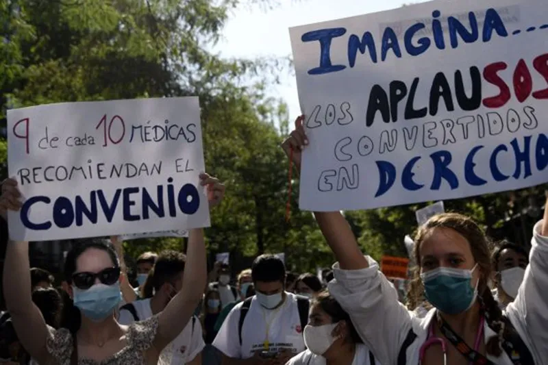 Profresionales sanitarios durante una protesta en España. EP