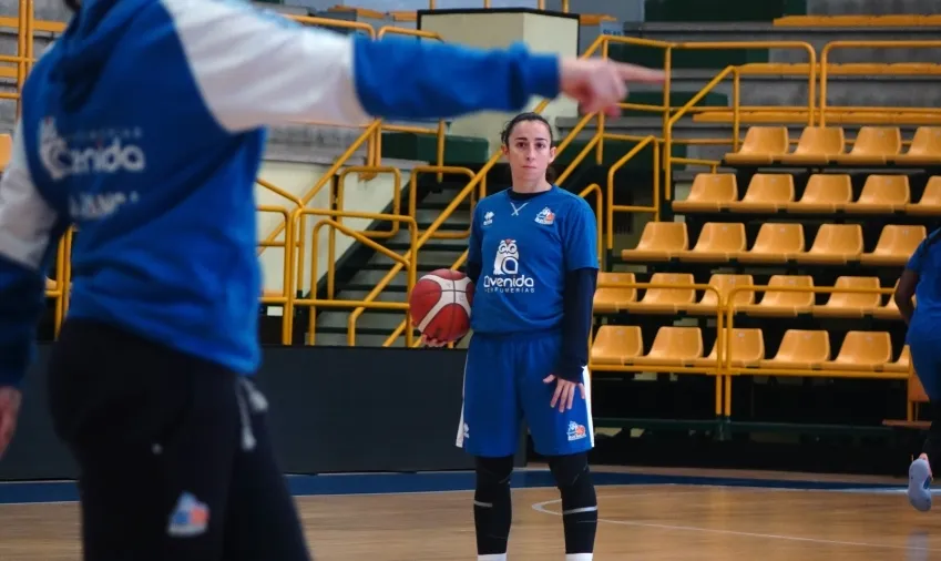Silvia Domínguez, atenta a las instrucciones del cuerpo técnico en un entrenamiento