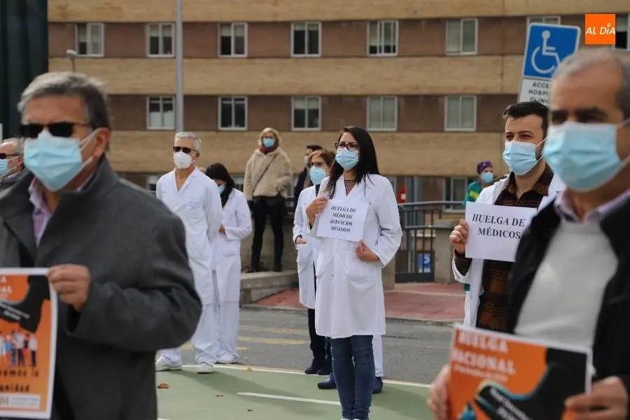 Foto 9 - Medicos salmantinos se unen a la movilizaci&oacute;n contra la contrataci&oacute;n de profesionales&nbsp;sin...