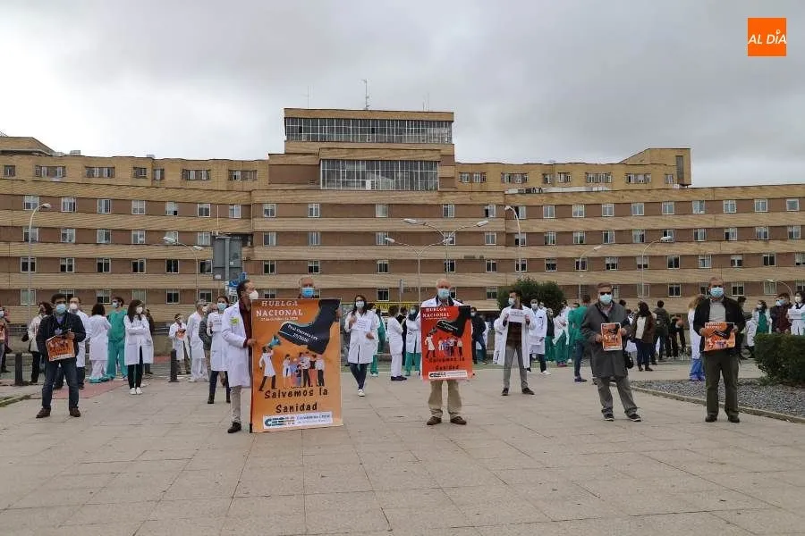 Foto 5 - Medicos salmantinos se unen a la movilizaci&oacute;n contra la contrataci&oacute;n de profesionales&nbsp;sin...