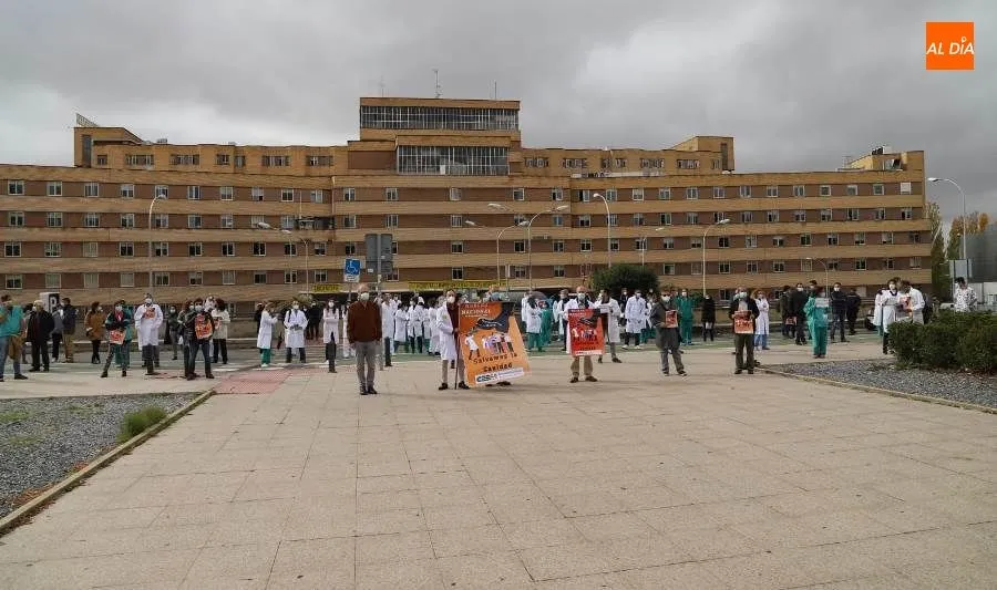 Foto 3 - Medicos salmantinos se unen a la movilizaci&oacute;n contra la contrataci&oacute;n de profesionales&nbsp;sin...