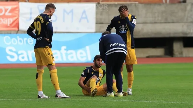 Salva Ruiz, tendido en el terreno de juego por un problema físico / RC Deportivo
