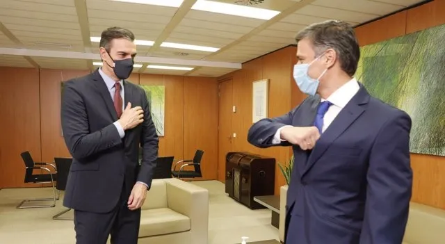 Pedro Sánchez saluda al opositor venezolano Leopoldo López en la sede del PSOE en Ferraz