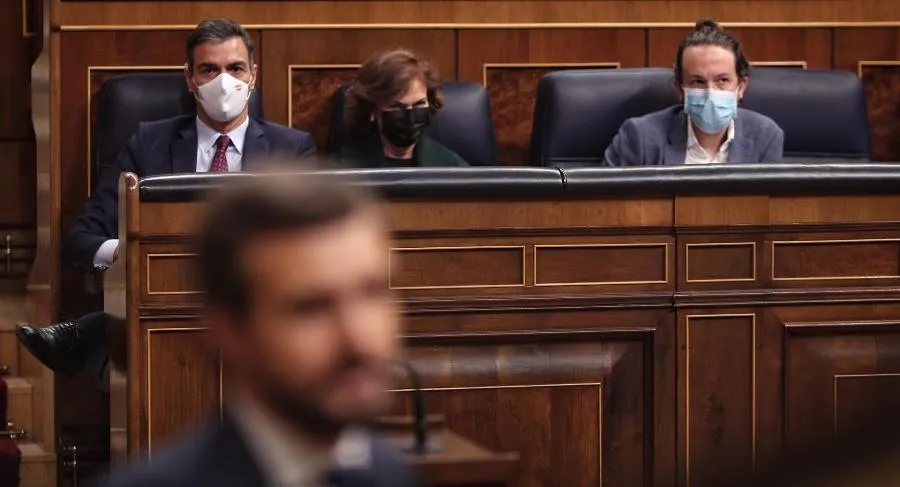 El presidente del Gobierno, Pedro Sánchez, durante la intervención del presidente del PP, Pablo Casado, en la segunda sesión del pleno en el que se debate la moción de censura planteada por Vox, en el Congreso. Foto E. Parra. POOL - EP