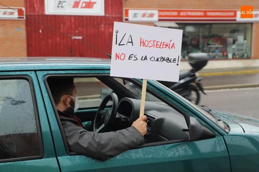 Foto 2 - Caravana de hosteleros salmantinos para pedir m&aacute;s ayudas y menos restricciones a sus negocios