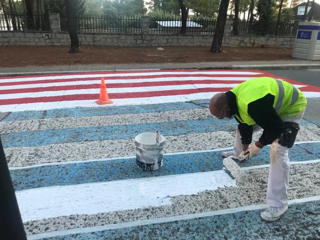 Trabajos de pintura de la señalización vial en la urbanización Pinar de Alba