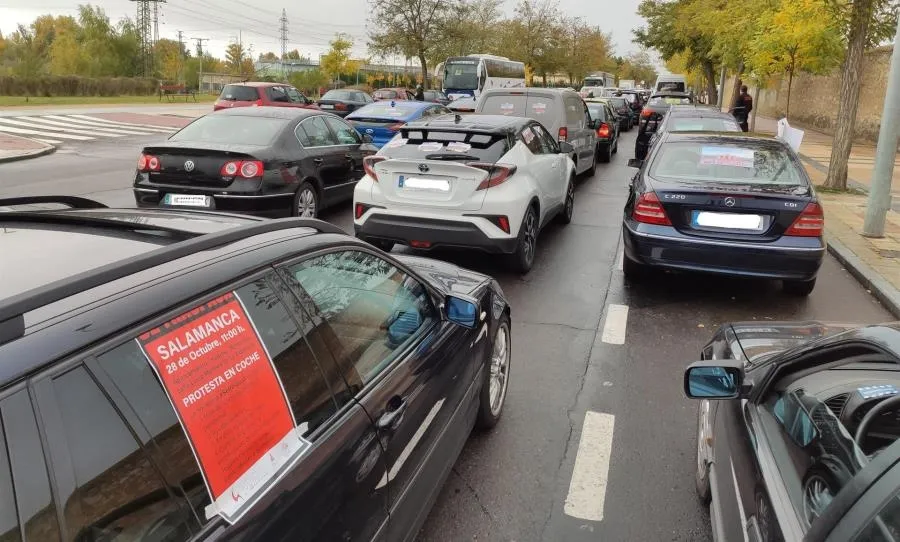 Retenciones En La Avenida De La Aldehuela De Salamanca. Foto EP
