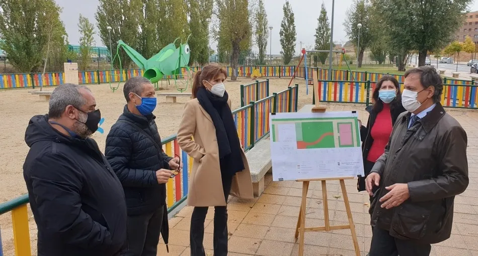 Visita del alcalde, Carlos García Carbayo, al parque de Los Alcaldes que se ampliará y mejorará